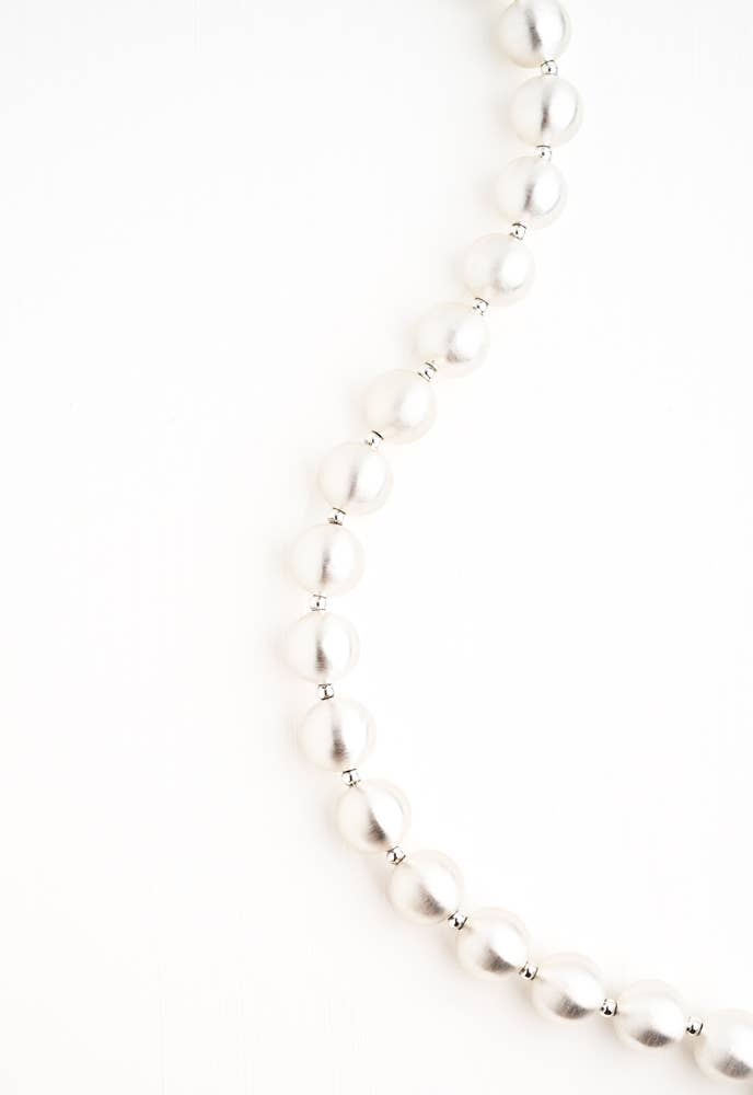 En Vogue Ball Necklace in Silver- Silver Plated